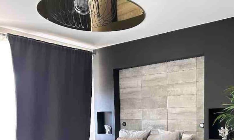 Miroir au plafond doré au-dessus du lit — Suites Dreams